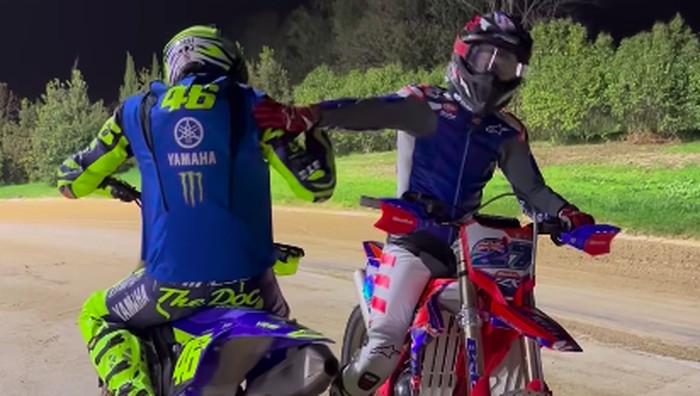 Casey Stoner dan Valentino Rossi balapan bareng lagi