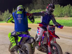 Akur! Momen Casey Stoner Sambangi Markas Rossi, Balapan Bareng Lagi