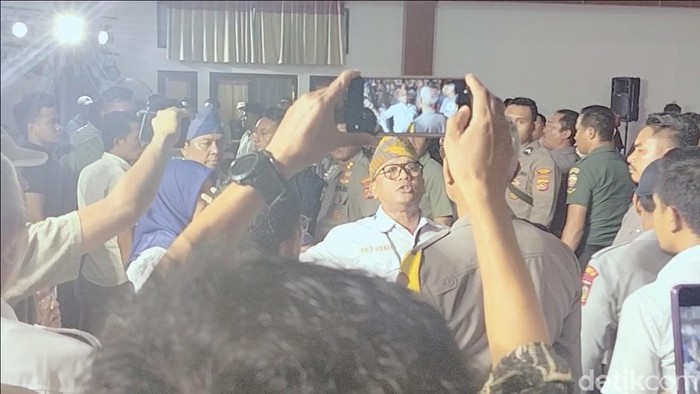 Debat perdana Pemilihan Bupati (Pilbup) Dompu diwarnai kericuhan di aula Pendopo Bupati Dompu, Nusa Tenggara Barat (NTB), pada Senin (11/11/2024) malam. (Foto: Faruk/detikBali)