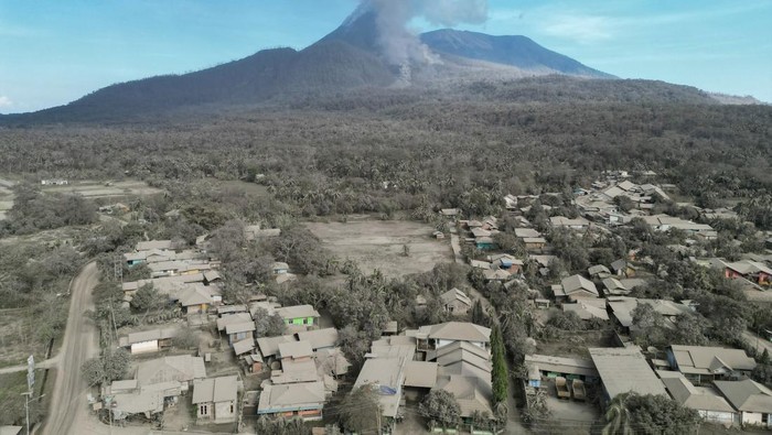 Debu vulkanis dari erupsi Gunung Lewotobi Laki-laki menutupi atap bangunan-bangunan dan pepohonan di Desa Boru, Wulanggitang, Kabupaten Flores Timur, Nusa Tenggara Timur, Senin (11/11/2024). Berdasarkan data Badan Nasional Pencarian dan Pertolongan (Basarnas) hingga Senin (11/11) siang, pengungsi korban erupsi Gunung Lewotobi Laki-Laki di Flores Timur, Nusa Tenggara Timur (NTT), mencapai 12.200 dari sejumlah desa di zona bahaya radius sembilan kilometer dari pusat erupsi. ANTARA FOTO/Aditya Pradana Putra/nym.
