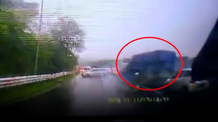 ruk rem blong diduga menjadi penyebab tabrakan beruntun di km 92 Tol Cipularang, Purwakarta, Jawa Barat.