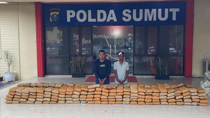 Ditresnarkoba Polda Sumut saat mengamankan 272 kilogram ganja. (Foto: Dok. Polda Sumut).