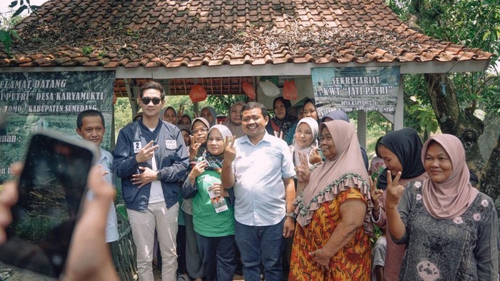 Dony-Fajar saat bersama emak-emak di Sumedang.