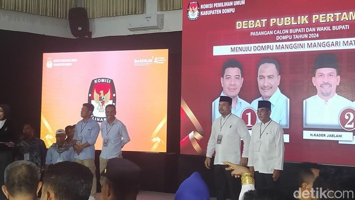 Dua paslon mengikuti debat perdana Pemilihan Bupati (Pilbup) Dompu 2024 di Pendopo Bupati Dompu pada Senin (11/11/2024) malam. (Foto: Faruk/detikBali)