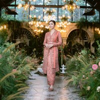 Febby Rastanty cantik dengan kebaya penuh brokat berkilauan berwarna oranye saat dilamar Drajat Djumantar pada Oktober 2024. Penampilannya itu semakin manis dengan aksen belt dan selendang senada. Foto: Instagram@febbyrastanty