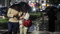 La Nina adalah fenomena dengan keadaan suhu permukaan laut (SPL) atau sea surface temperature (SST) di Samudra Pasifik tropis bagian tengah dan timur yang lebih dingin dibandingkan suhu normalnya. La Nina dapat meningkatkan curah hujan bulanan hingga 40%.  