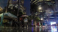 Hujan deras mengguyur wilayah Jakarta sore hingga malam ini.   