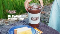 Dijajakan dengan gerobak yang menggemaskan, Es Cokelat Cokot laris manis menjadi kesukaan warga sekitar Jalan Irigasi, Tangerang. Hanya dengan membayar Rp 8.000 sudah bisa mendapat cokelat dan roti yang komplet. Foto: Istimewa