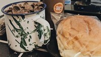 Punya penyajian yang unik, Es Coklat Moga-moga di Ciputat Timur sajikan racikan cokelat dengan topping sereal. Ada juga paket dengan roti pelengkap biar rasanya makin mantap! Foto: Istimewa