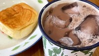 Es Cokelat Impian di Gading Serpong menawarkan racikan cokelat dingin untuk disantap bersama roti yang lembut. Lokasinya berada di Ruko Glaze 3, Jalan Boulevard Gading Serpong dengan harga es cokelat mulai dari Rp 6.500 saja. Foto: Istimewa