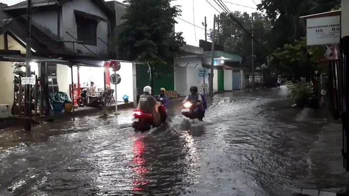 Genangan air di jalan Kota Kediri setelah hujan deras