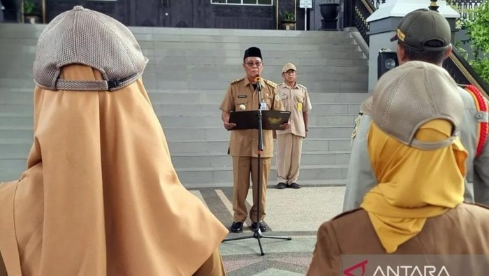 Gubernur Kalsel Sahbirin Noor atau Paman Birin Pimpin apel (ANTARA/ HO Biro Adpim Kalsel)
