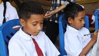 Meski digelar di rumah gurunya, para siswa tetap serius mengikuti pelajaran.