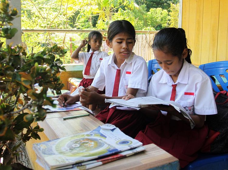 Gunung Lewotobi Laki-laki Erupsi, Siswa SD Ini Sekolah di Rumah Guru