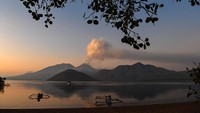 Kolom asap yang keluar dari kawah Gunung Lewotobi Laki-laki terlihat dari Desa Lewolaga, Titehena, Kabupaten Flores Timur, Nusa Tenggara Timur. 