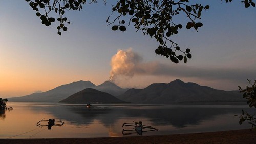 Kolom asap keluar dari kawah Gunung Lewotobi Laki-laki tampak dari Desa Lewolaga di Titehena, Kabupaten Flores Timur, Nusa Tenggara Timur, Senin (11/11/2024). Hingga sepekan setelah erupsi besar yang menewaskan 10 warga, Gunung Lewotobi Laki-laki hingga masih terpantau mengalami erupsi dan mengeluarkan lava pijar serta kolom letusan setinggi sekitar 1.000 meter di atas puncak. ANTARA FOTO/Aditya Pradana Putra/foc.