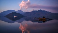 Hingga sepekan setelah erupsi besar yang menewaskan 10 warga, Gunung Lewotobi Laki-laki hingga masih terpantau mengalami erupsi dan mengeluarkan lava pijar serta kolom asap. 