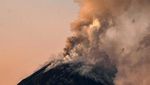 Gunung Lewotobi Laki-laki Semburkan Kolom Asap Setinggi 1 Kilometer