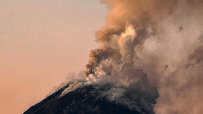 Kolom asap keluar dari kawah Gunung Lewotobi Laki-laki tampak dari Desa Lewolaga di Titehena, Kabupaten Flores Timur, Nusa Tenggara Timur, Senin (11/11/2024). Hingga sepekan setelah erupsi besar yang menewaskan 10 warga, Gunung Lewotobi Laki-laki hingga masih terpantau mengalami erupsi dan mengeluarkan lava pijar serta kolom letusan setinggi sekitar 1.000 meter di atas puncak. ANTARA FOTO/Aditya Pradana Putra/foc.