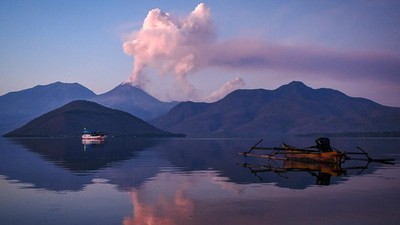 Gunung Lewotobi Laki-laki Semburkan Kolom Asap Setinggi 1 Kilometer