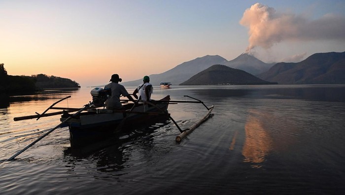Gunung Lewotobi Laki-laki Semburkan Kolom Asap Setinggi 1 Kilomoter Kolom asap keluar dari kawah Gunung Lewotobi Laki-laki tampak dari Desa Lewolaga di Titehena, Kabupaten Flores Timur, Nusa Tenggara Timur, Senin (11/11/2024). Hingga sepekan setelah erupsi besar yang menewaskan 10 warga, Gunung Lewotobi Laki-laki hingga masih terpantau mengalami erupsi dan mengeluarkan lava pijar serta kolom letusan setinggi sekitar 1.000 meter di atas puncak. ANTARA FOTO/Aditya Pradana Putra/foc.