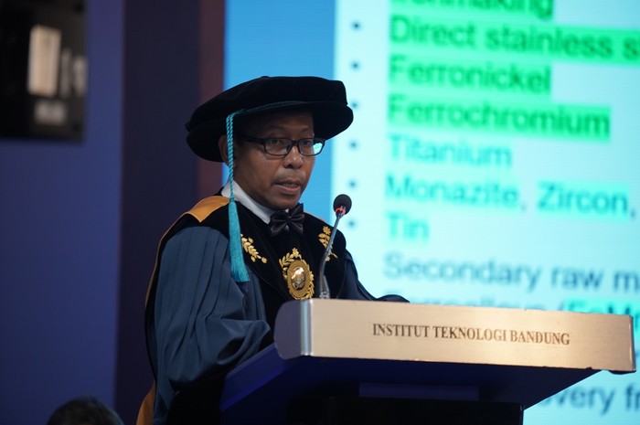 Zulfiadi Zulhan menyampaikan orasi ilmiah saat pengukuhan guru besar Teknik Metalurgi Institut Teknologi Bandung (ITB), 12 Oktober 2024.