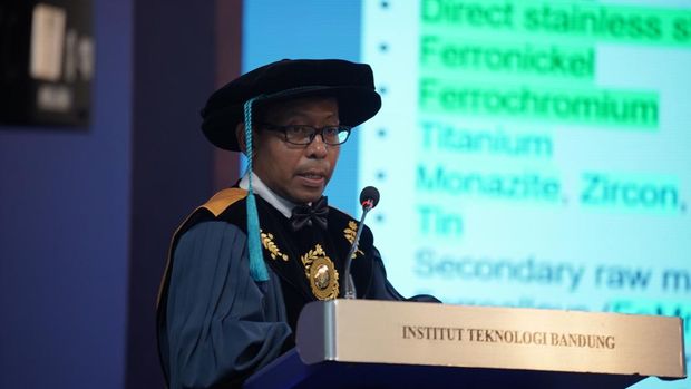 Zulfiadi Zulhan menyampaikan orasi ilmiah saat pengukuhan guru besar Teknik Metalurgi Institut Teknologi Bandung (ITB), 12 Oktober 2024.