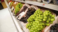 Anggur muscat dijual di salah satu supermarket, Jakarta, Senin (11/11/2024).  