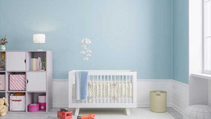 Ilustrasi ruangan kamar anak dengan nuansa warna biru muda dan putih.
