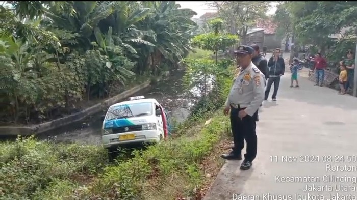 Jaklingko tercebur ke parit di Rorotan, Jakut.