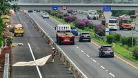 Pekerja mengerjalan proyek pelebaran jalan Tol Tangerang-Merak di Kabupaten Serang, Banten, Senin (11/11/2024).