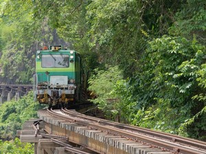 Crane Ambruk Menimpa Kereta, 22 Orang Tewas