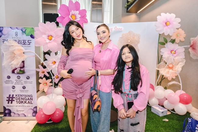 Dalam foto-foto ang diunggah, bumil terlihat memancarkan aura bersinar selagi tampil cantik mengenakan dress pink yang menonjolkan ‘baby bump’. Foto: Instagram @inijedar