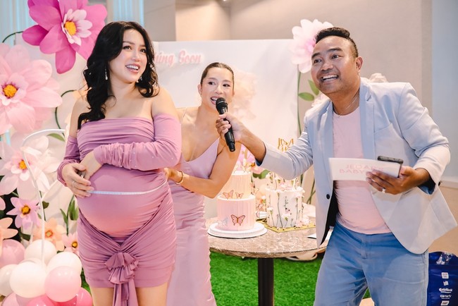 Tak hanya kumpul-kumpul, baby shower tersebut juga dimeriahkan dengan berbagai keseruan. Salah satunya saat Jennifer Bachdim terlihat mengukur perut Jedar. Foto: Instagram @inijedar