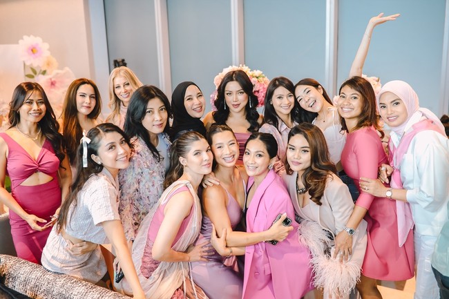 Jessica Iskandar baru saja menggelar acara baby shower untuk menyambut kelahiran anak ketiganya. Acara tersebut dihadiri oleh orang-orang terdekat, termasuk teman-teman artis.Foto: Instagram @inijedar