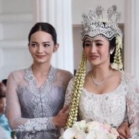 Rambutnya disanggul minimalis dengan makeup nuansa nude yang natural. Enzy tampak menggandeng terus lengan Febby sambil menangis terharu. Foto: Instagram