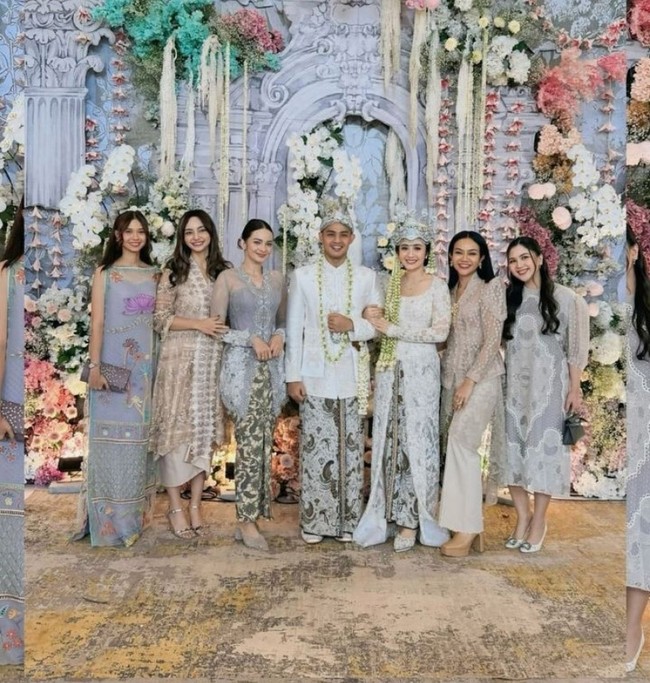 Yuki Kato dan Jessica Mila yang hadir sebagai undangan akad pun tampil dengan busana warna senada. Keduanya mengenakan gaun abu-abu dengan model feminin. Foto: Instagram