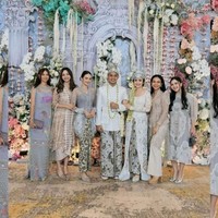 Yuki Kato dan Jessica Mila yang hadir sebagai undangan akad pun tampil dengan busana warna senada. Keduanya mengenakan gaun abu-abu dengan model feminin. Foto: Instagram