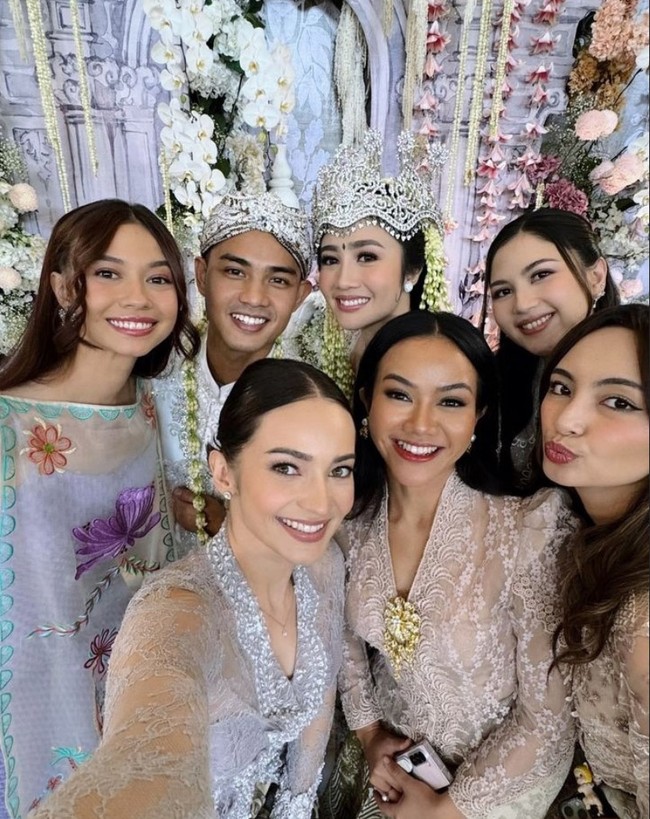 Trio artis Yuki Kato, Jessica Mila dan Enzy Storia mencuri perhatian saat berkumpul di pernikahan aktris dan penyanyi Febby Rastanty. Foto: Instagram