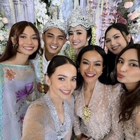 Trio artis Yuki Kato, Jessica Mila dan Enzy Storia mencuri perhatian saat berkumpul di pernikahan aktris dan penyanyi Febby Rastanty. Foto: Instagram