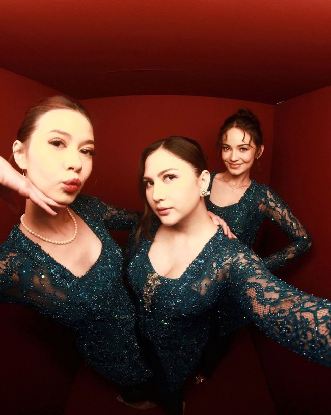 Untuk malam resepsi, ketiganya tampil glamor dengan riasan wajah lebih bold. Yuki, Enzy dan Jessica kompak mengenakan kebaya lace hijau tua. Foto: Instagram