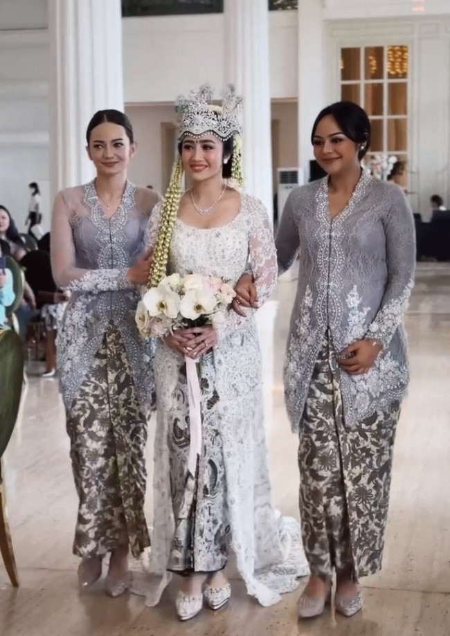Ketiganya ditunjuk menjadi bridesmaid baik saat akad nikah maupun resepsi. Enzy Storia yang mendampingi Febby menuju meja ijab qabul tampil cantik mengenakan kebaya abu-abu dipadu kain batik. Foto: Instagram