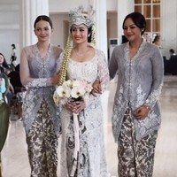 Ketiganya ditunjuk menjadi bridesmaid baik saat akad nikah maupun resepsi. Enzy Storia yang mendampingi Febby menuju meja ijab qabul tampil cantik mengenakan kebaya abu-abu dipadu kain batik. Foto: Instagram