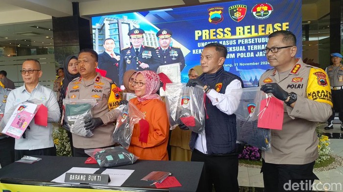 Jumpa pers kasus pemerkosaan kakak adik asal Purworejo di Polda Jateng, Semarang, Senin (11/11/2024).