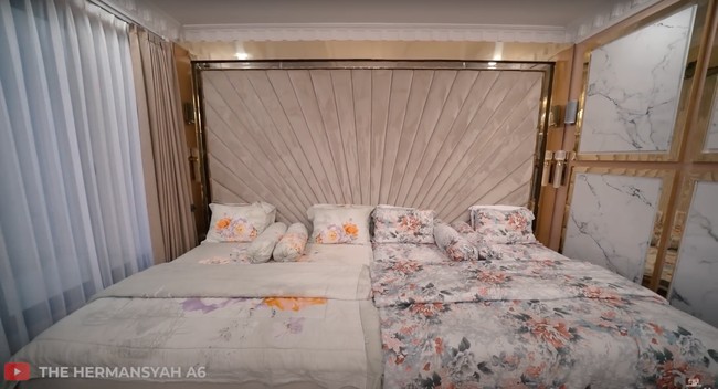 Dengan tambahan list berwarna gold membuat kamar tidur Anang dan Ashanty terlihat mewah dan elegan. Warna gold tersebut dipadukan dengan warna coklat muda dan putih. Foto: YouTube/The Hermansyah A6