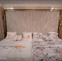 Dengan tambahan list berwarna gold membuat kamar tidur Anang dan Ashanty terlihat mewah dan elegan. Warna gold tersebut dipadukan dengan warna coklat muda dan putih. Foto: YouTube/The Hermansyah A6