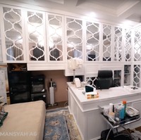 Di salah satu sisi kamar tidur terdapat ruang kerja mini. Meja kerja berwarna putih dipadukan dengan bangku hitam yang senada dengan lemari di kamar tersebut. Foto: YouTube/The Hermansyah A6