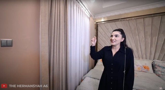 Ashanty mengungkapkan bahwa walaupun dari luar rumahnya tampak tak berubah namun bagian kamarnya itu berubah total usai di renovasi. Gorden kamarnya pun kini sudah canggih menggunakan remot, tak lagi perlu digeser atau ditarik secara manual. Foto: YouTube/The Hermansyah A6