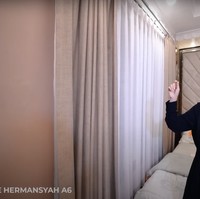 Ashanty mengungkapkan bahwa walaupun dari luar rumahnya tampak tak berubah namun bagian kamarnya itu berubah total usai di renovasi. Gorden kamarnya pun kini sudah canggih menggunakan remot, tak lagi perlu digeser atau ditarik secara manual. Foto: YouTube/The Hermansyah A6