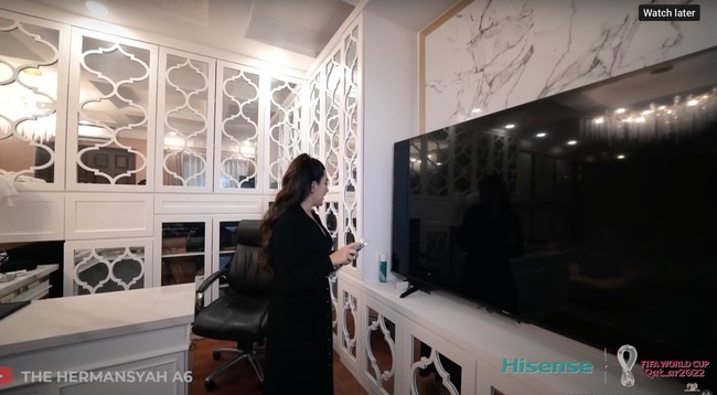 Kamar tersebut juga dilengkapi dengan televisi berukuran besar. Televisi tersebut diletakkan di sebelah ruang kerja mininya. Foto: YouTube/The Hermansyah A6